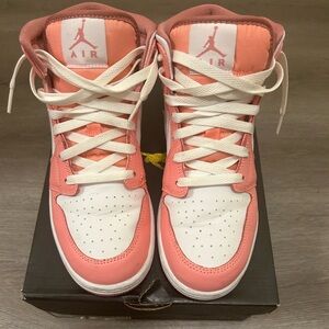 Jordan Air Jordan 1 Mid (GS) in Coral Chalk & White